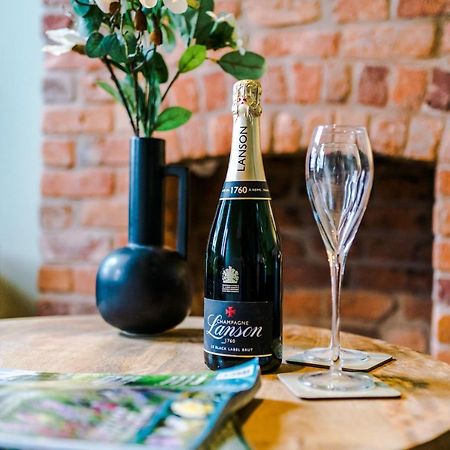 New! Gorgeous 2-Bed Home In Chester City Centre By 53 Degrees Property - Incredible Location, Ideal For Small Groups - Sleeps 6! Ngoại thất bức ảnh